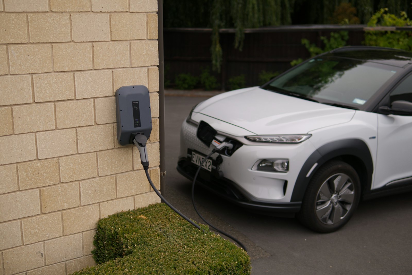 Borne de recharge murale pour véhicule électrique