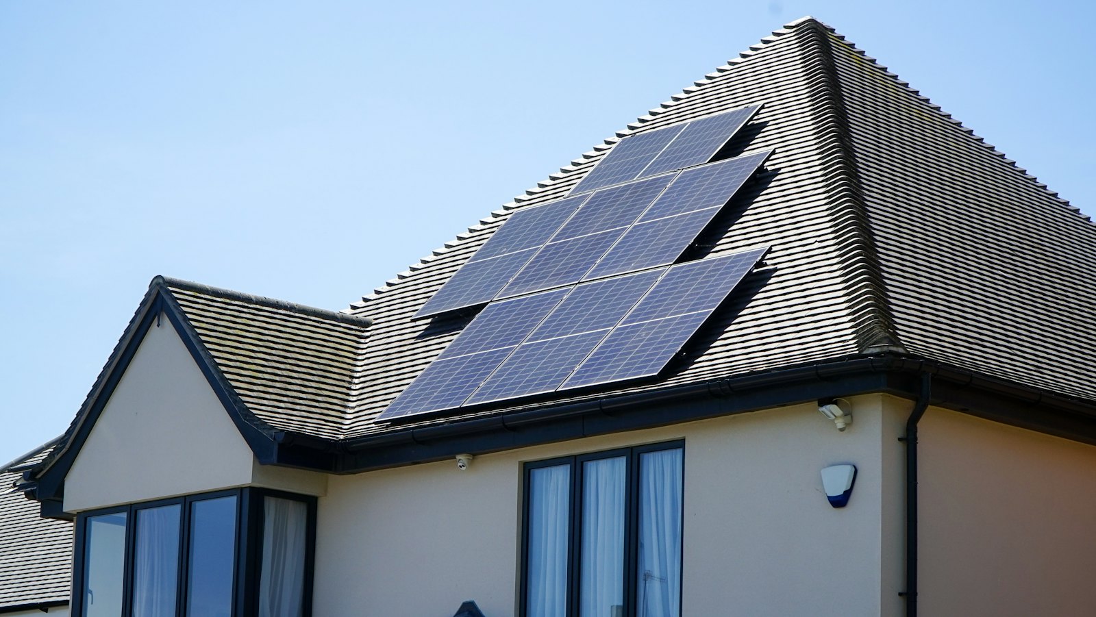Maison individuelle équipée de panneaux photovoltaïques en toiture
