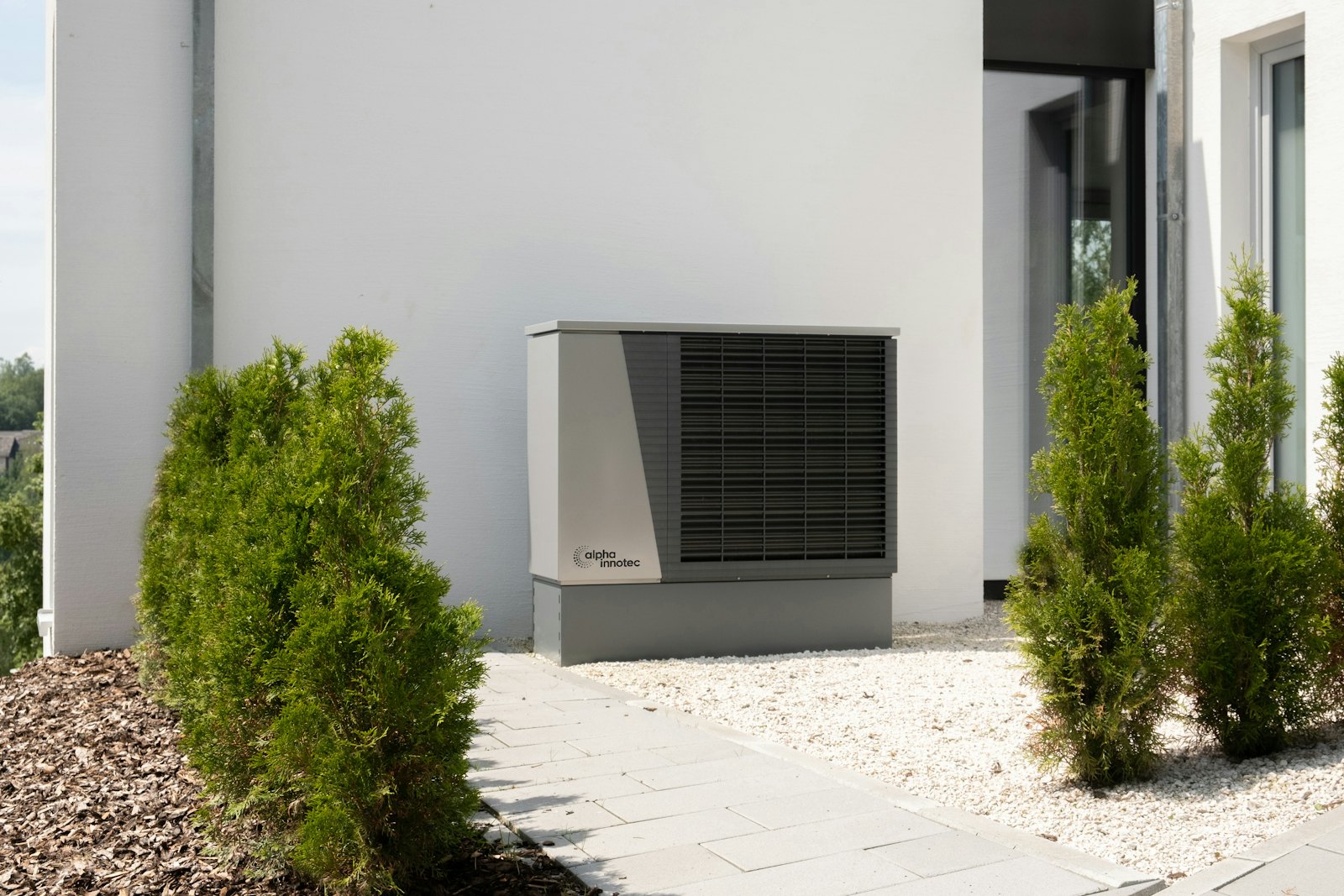 Unité extérieure de pompe à chaleur le long d'une façade