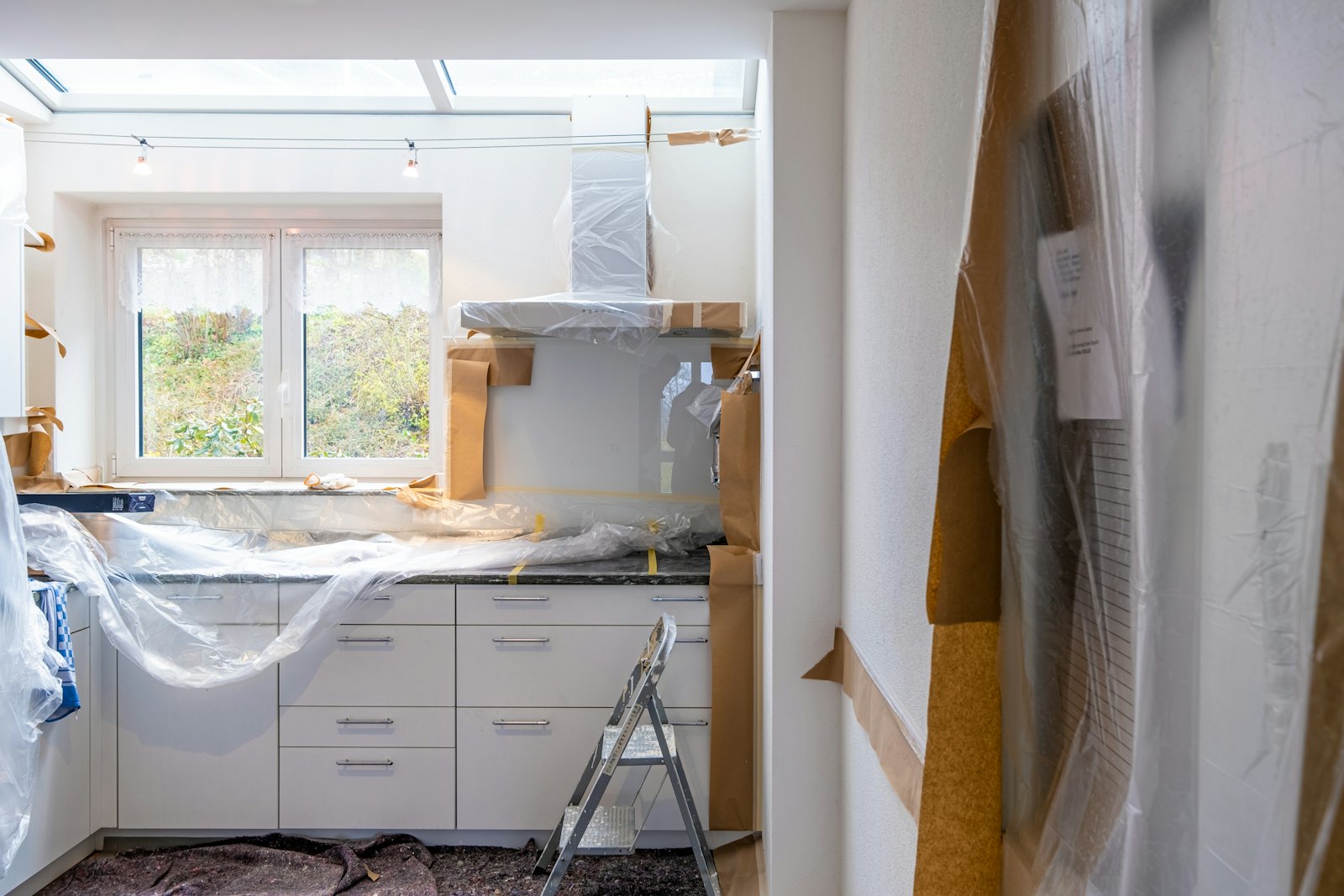 Cuisine en cours de rénovation, protections de chantier en place